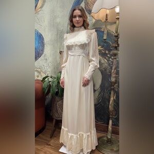 EUC vintage 1970’ victorian Gunne Sax gown 
 Elegant Cream Lace.
